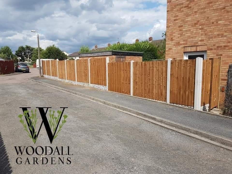 Long roadside featheredge fence on concrete posts